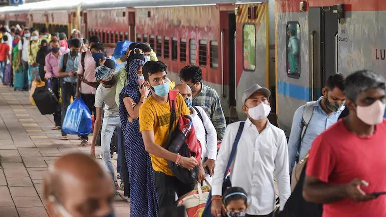 Hành khách xếp hàng chờ xét nghiệm trước khi lên tàu ở Mumbai (Ảnh: PTI).