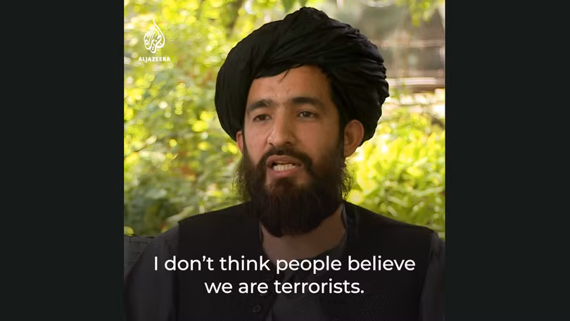 Ủy viên Văn hóa Taliban Bakhi nói trên Đài truyền hình Al Jazeera ông ta không nghĩ rằng mọi người coi Taliban là tổ chức khủng bố (Ảnh: Dwnews).