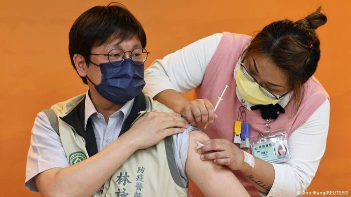 Người dân Đài Loan bắt đầu đi tiêm vaccine nội địa Cao Đoan (Ảnh: Deutsche Welle).