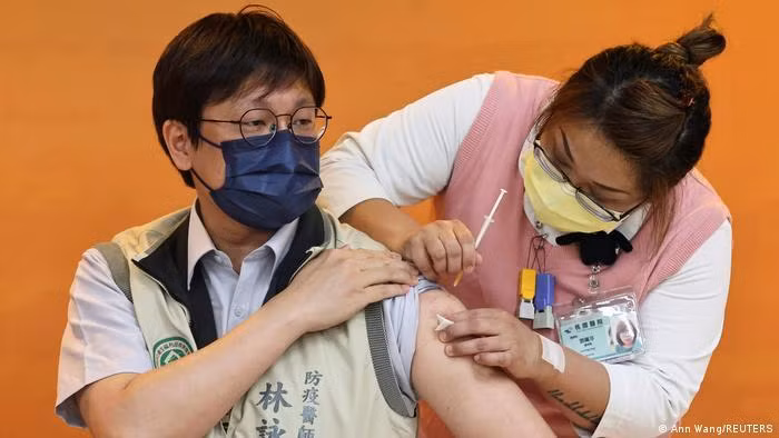 Người dân Đài Loan bắt đầu đi tiêm vaccine nội địa Cao Đoan (Ảnh: Deutsche Welle). Người dân Đài Loan bắt đầu đi tiêm vaccine nội địa Cao Đoan (Ảnh: Deutsche Welle).