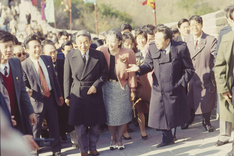 Thị trưởng Bắc Kinh Trần Hy Đồng (phải) đưa vợ chồng Nhật Hoàng đi thăm Vạn Lý Trường Thành (Ảnh: VCG). Thị trưởng Bắc Kinh Trần Hy Đồng (phải) đưa vợ chồng Nhật Hoàng đi thăm Vạn Lý Trường Thành (Ảnh: VCG).