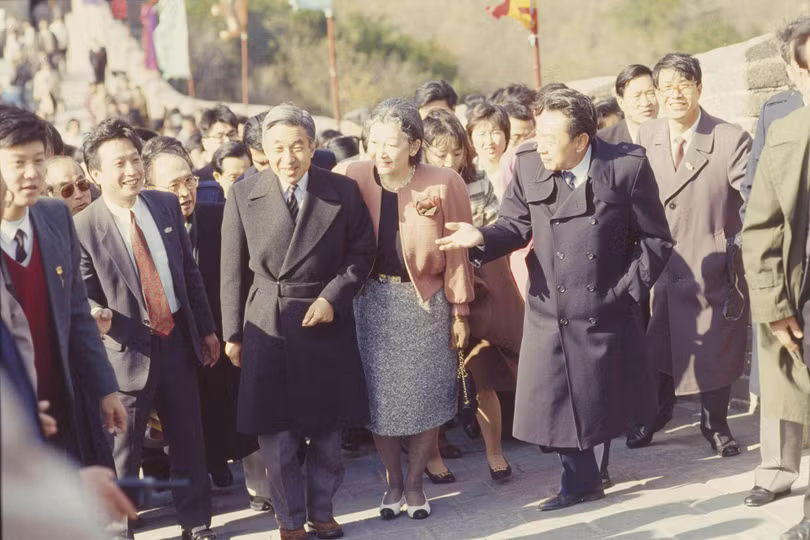 Thị trưởng Bắc Kinh Trần Hy Đồng (phải) đưa vợ chồng Nhật Hoàng đi thăm Vạn Lý Trường Thành (Ảnh: VCG).