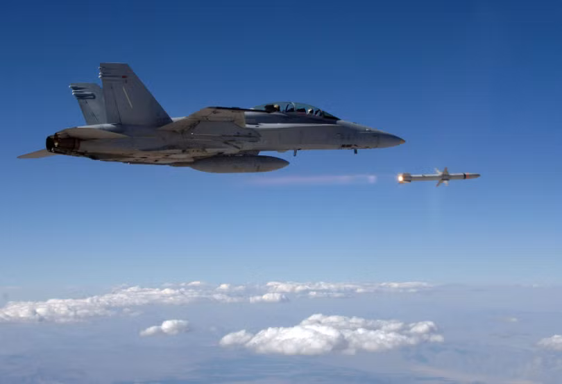 Tên lửa AARGM-ER được phóng từ tiêm kích F/A-18E/F "Super Hornet" (Ảnh: US Navy).