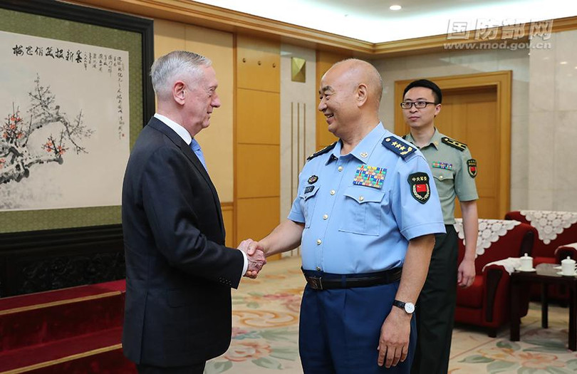 Phó Chủ tịch Quân ủy Hứa Kì Lượng gặp Bộ trưởng Quốc phòng Mỹ Jim Martit năm 2018 (Ảnh: BQPTQ).