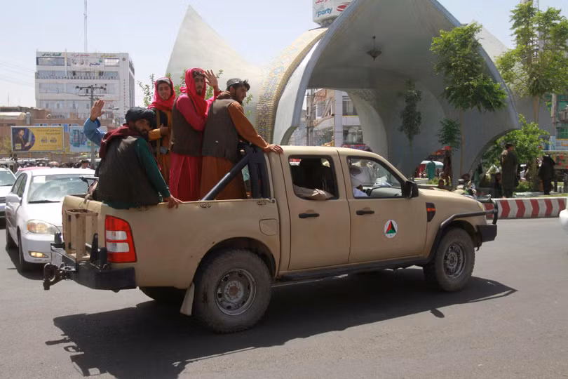 Các chiến binh Taliban tiến vào thành phố Herat hôm 14/8 (Ảnh: AP).