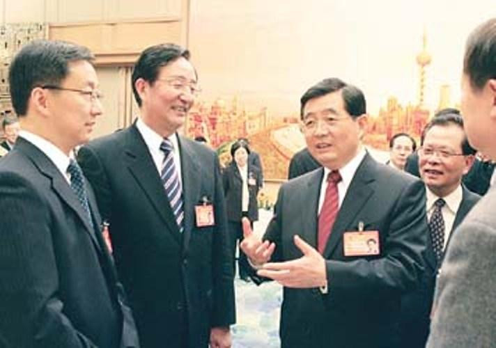 Các ông Hàn Chính, Trần Lương Vũ đón ông Hồ Cẩm Đào thăm Thượng Hải (Ảnh: creaders). Các ông Hàn Chính, Trần Lương Vũ đón ông Hồ Cẩm Đào thăm Thượng Hải (Ảnh: creaders).