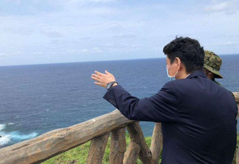 Tháng 4/2021, ông Nobuo Kishi quan sát đảo Đài Loan từ đảo Yonaguni (Ảnh: Kyodo). Tháng 4/2021, ông Nobuo Kishi quan sát đảo Đài Loan từ đảo Yonaguni (Ảnh: Kyodo).