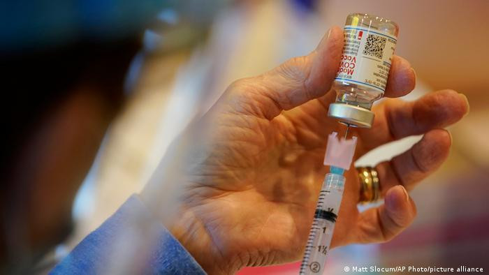 Trước ngày 23/8, người dân Đài Loan chủ yếu tiêm hai loại vaccine Modena và AstraZeneka (Ảnh: Deutsche Welle).