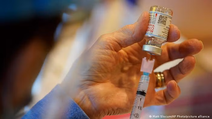 Trước ngày 23/8, người dân Đài Loan chủ yếu tiêm hai loại vaccine Modena và AstraZeneka (Ảnh: Deutsche Welle). Trước ngày 23/8, người dân Đài Loan chủ yếu tiêm hai loại vaccine Modena và AstraZeneka (Ảnh: Deutsche Welle).