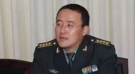 Quách Tấn Cương dựa thế cha trở thành Thiếu tướng khi 45 tuổi nhưng sau 46 ngày thì mất chức (Ảnh: Dwnews).