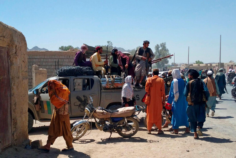 Lính Taliban tuần tra tại thành phố Farah hôm 11/8 trên chiếc xe mang hình chim ưng, logo của lực lượng an ninh chính phủ Afghanistan (Ảnh: AP). Lính Taliban tuần tra tại thành phố Farah hôm 11/8 trên chiếc xe mang hình chim ưng, logo của lực lượng an ninh chính phủ Afghanistan (Ảnh: AP).