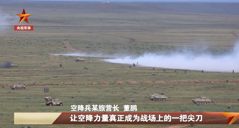 Một cảnh diễn tập: lính và phương tiện chiến đấu tổ chức tấn công sau khi được đổ bộ đường không (Ảnh: CCTV). Một cảnh diễn tập: lính và phương tiện chiến đấu tổ chức tấn công sau khi được đổ bộ đường không (Ảnh: CCTV).