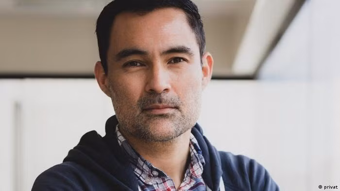 Nhà sinh vật học Pablo Tsukayama cho rằng: "Không có ai có thể được an toàn trước khi tất cả mọi người đều an toàn” (Ảnh: Deutsche Welle).