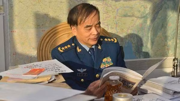 Tướng Lưu Á Châu, người công khai chuyện Cốc Tuấn Sơn mang con gái dâng cho Từ Tài Hậu (Ảnh: Dwnews).