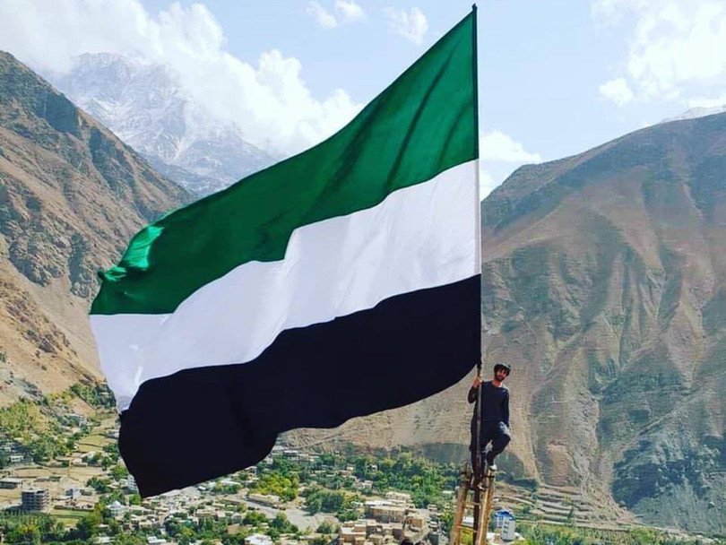 Cờ của Mặt trận Kháng chiến quốc gia Afghanistan chống Taliban tung bay ở tỉnh Panjshir (Ảnh: Dwnews). Cờ của Mặt trận Kháng chiến quốc gia Afghanistan chống Taliban tung bay ở tỉnh Panjshir (Ảnh: Dwnews).