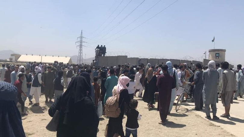 Người dân tụ tập xem đưa thi thể nạn nhân từ nóc nhà xuống đất (Ảnh:guancha).