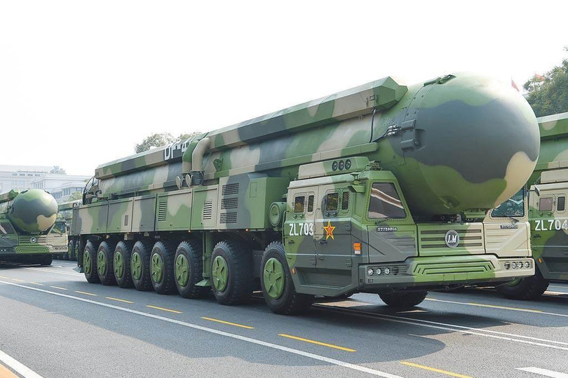 Xe chở kiêm bệ phóng tên lửa liên lục địa DF-41 (Ảnh: THX).