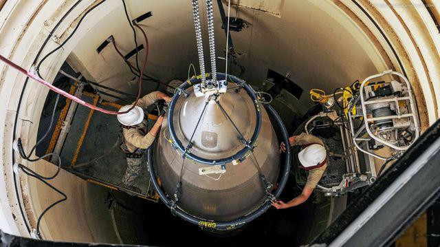 Tên lửa Minuteman III đang được triển khai trong giếng phóng (Ảnh: 163). Tên lửa Minuteman III đang được triển khai trong giếng phóng (Ảnh: 163).