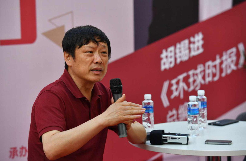 Ông Hồ Tích Tiến - Tổng biên tập Thời báo Hoàn cầu chế giễu báo cáo của nhóm nghị sĩ Đảng Cộng hòa (Ảnh: Dwnews). Ông Hồ Tích Tiến - Tổng biên tập Thời báo Hoàn cầu chế giễu báo cáo của nhóm nghị sĩ Đảng Cộng hòa (Ảnh: Dwnews).