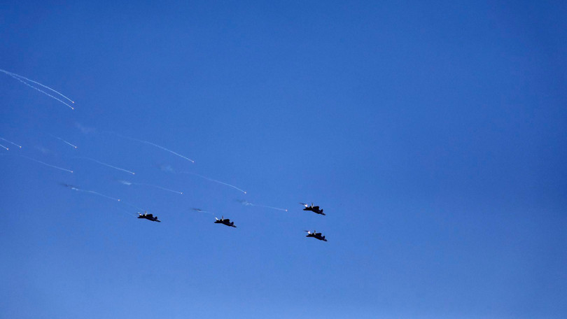 Các máy bay chiến đấu J-20 thả đạn mồi bẫy (Ảnh: Dwnews). Các máy bay chiến đấu J-20 thả đạn mồi bẫy (Ảnh: Dwnews).