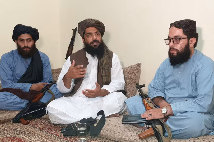 Ông Waheedullah Hashimi, một thành viên lãnh đạo cấp cao của Taliban (giữa) trả lời phóng viên Reuters tại căn cứ hôm 17/8 (Ảnh: Reuters).