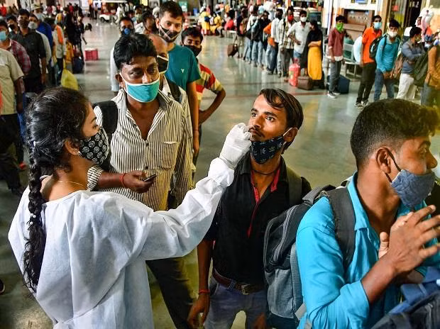 Người dân bang Kerala xếp hàng lấy mẫu xét nghiệm (Ảnh: PTI).