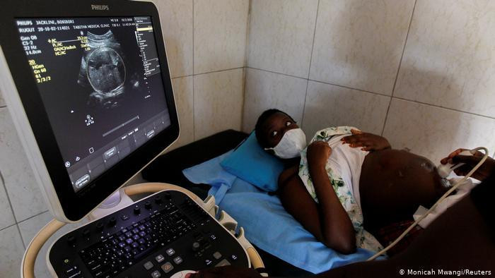 Tin đồn tiêm vaccine COVID-19 có thể gây vô sinh là hoàn toàn không có cơ sở (Ảnh: Deutsche Welle).