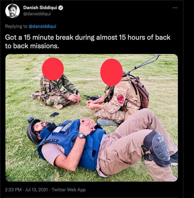 Bức ảnh Danish Siddiqui đăng lên Twitter hôm 13/7 chụp ông nằm nghỉ bên các lính đặc nhiệm Afghanistan.