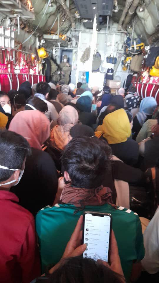 Các thành viên đội tuyển bóng đá nữ Afghanistan và người nhà trên máy bay rời khỏi đất nước (Ảnh: @kalidapopal). Các thành viên đội tuyển bóng đá nữ Afghanistan và người nhà trên máy bay rời khỏi đất nước (Ảnh: @kalidapopal).