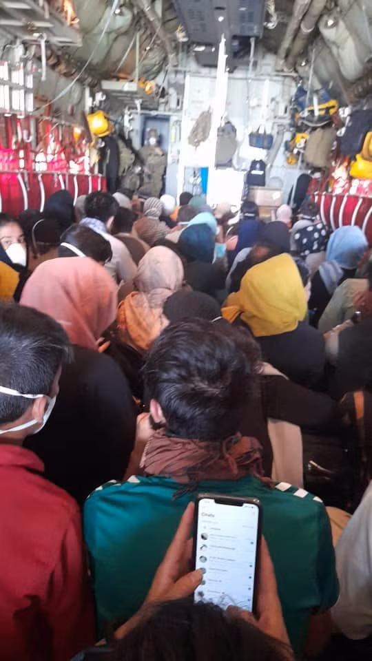 Các thành viên đội tuyển bóng đá nữ Afghanistan và người nhà trên máy bay rời khỏi đất nước (Ảnh: @kalidapopal).