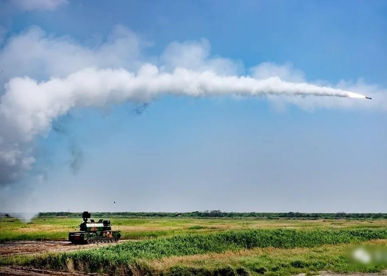 Phóng tên lửa phòng không trong điều kiện bị gây nhiễu nghiêm trọng (Ảnh: Đông Phương).