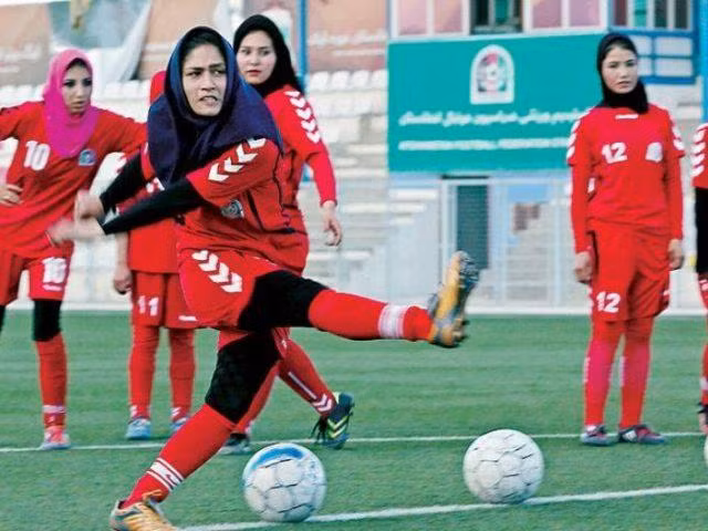 Các cầu thủ tập bóng những ngày còn tự do (Ảnh: AP).