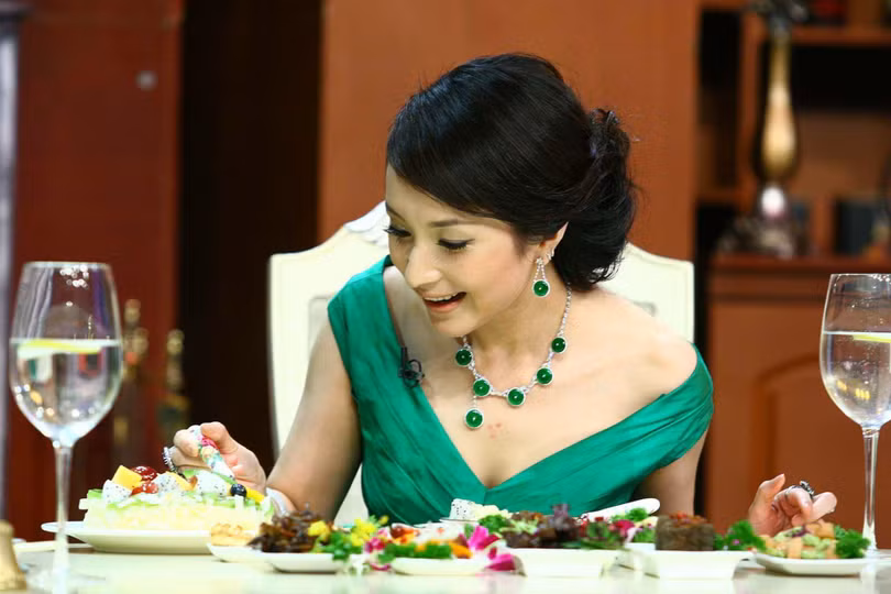 Thang Sán, nữ ca sĩ quân đội nổi tiếng, một trong số những người đẹp được Cốc Tuấn Sơn dâng cho Từ Tài Hậu (Ảnh: Dwnews).