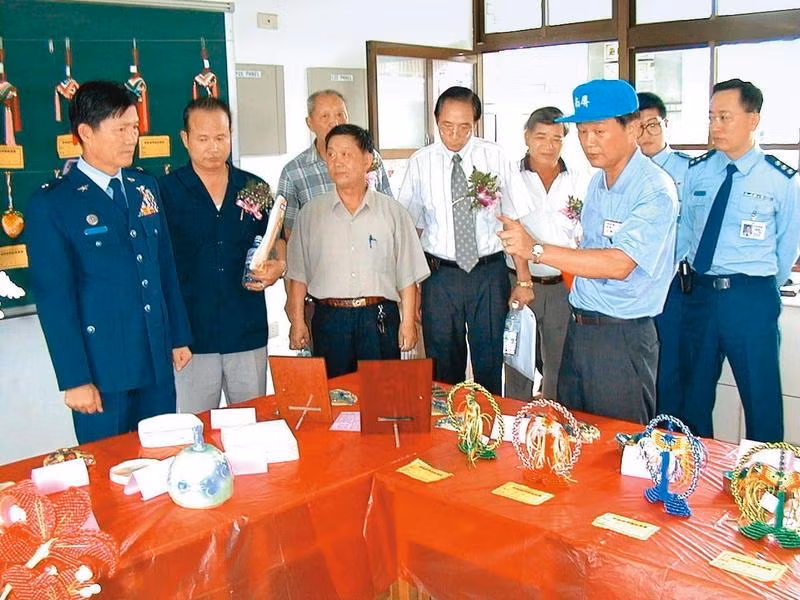 Thiếu tướng Không quân Đài Loan Tiền Diệu Đông (ngoài cùng bên trái) khi còn tại ngũ năm 2000, hiện đang bị điều tra vì làm gián điệp cho Trung Quốc (Ảnh: Mirror Weekly).