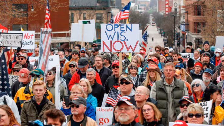 Nhiều người đã biểu tình chống lại lệnh cách ly xã hội do Covid-19 trước Tòa nhà Quốc hội ở Madison, Wisconsin vào ngày 24/4/2020. Ảnh: CNBC