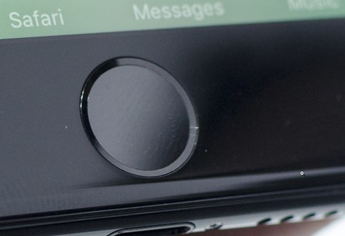 Cận cảnh thiết kế nút Home "Taptic Engine" mới của iPhone 7/7 Plus.