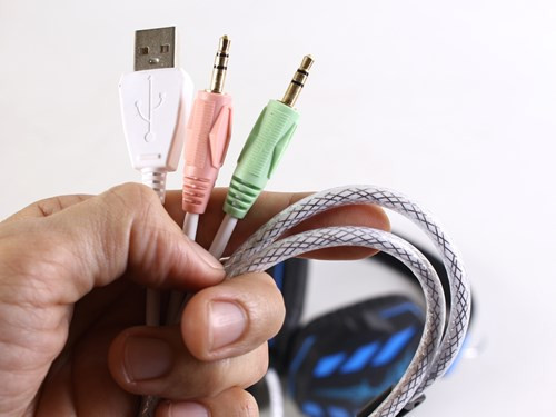 Ngõ USB trên Soundmax AH-313 cơ bản chỉ để cấp điện cho cụm đèn LED.