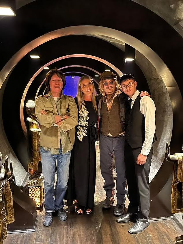 Johnny Depp và những người bạn tại tiệc mừng