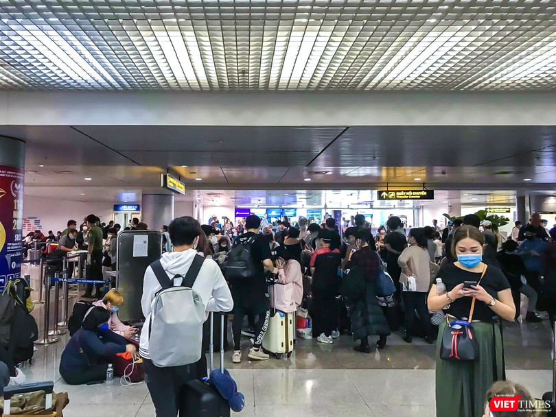 Đoàn người đông đặc đang xếp hàng chờ làm thủ tục nhập cảnh vào VN sáng Chủ nhật (15/3).
