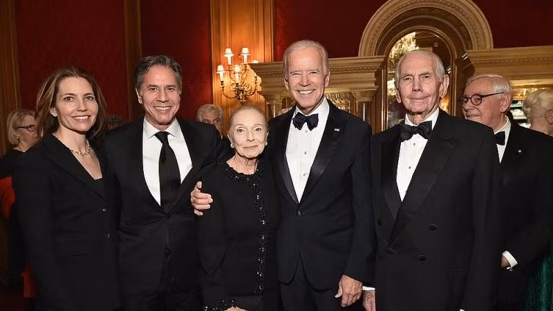Vợ chồng ông Blinken chụp ảnh cùng ông Joe Biden. Ông Blinken gặp và kết hôn với bà Ryan khi cả hai cùng làm việc tại Nhà Trắng thời Tổng thống Clinton. Ảnh: Getty