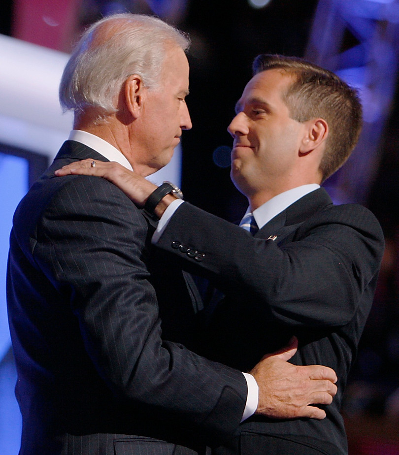 Ông Biden và con trai cả Beau Biden, niềm tự hào của ông. Beau Biden qua đời năm 46 tuổi vì căn bệnh ung thư não, khi đang là Tổng Chưởng lý của bang Delaware (Ảnh: Reuters)