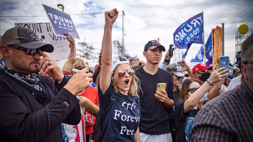 Đám đông người ủng hộ Trump biểu tình phản đối kết quả bầu cử (Ảnh: VOX)