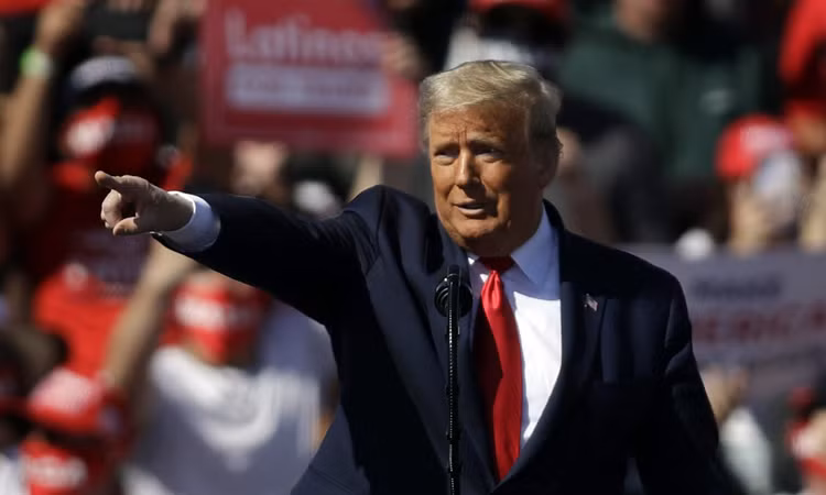 Tổng thống Donald Trump phát biểu trong chiến dịch vận động tranh cử tại Arizona hôm 28/10. (Ảnh: AFP)