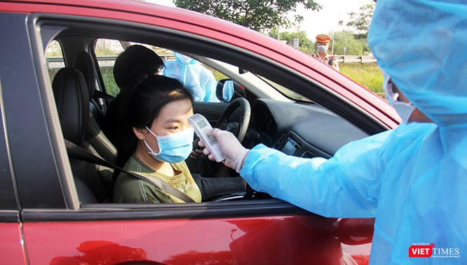 Kiểm tra thân nhiệt người vào TP.HCM tại 1/62 chốt chặn các cửa ngõ thành phố khi thực hiện "cách ly xã hội". Ảnh: GVT.