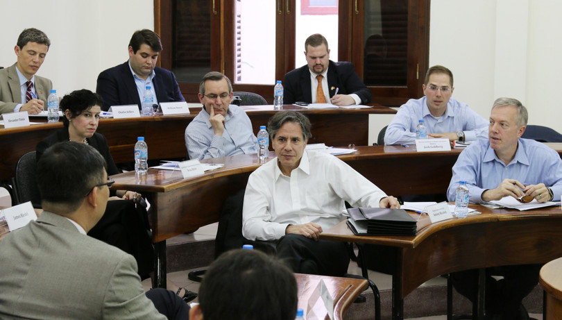 Thứ trưởng Thứ nhất Bộ Ngoại giao Hoa Kỳ Antony Blinken thăm và trao đổi với giảng viên Chương trình Giảng dạy Kinh tế Fulbright, tiền thân của Đại học Fulbright Việt Nam tháng 4 năm 2016 (Ảnh: FUV)