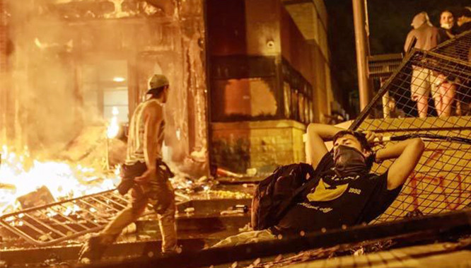 Các cuộc biểu tình đi kèm với bạo loạn, đốt phá và cướp bóc diễn ra tại nhiều thành phố ở Mỹ trong suốt hai tuần qua. Ảnh: Table Mag