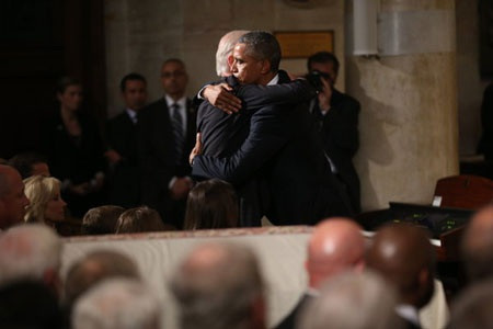 Ông Barack Obama ôm chặt ông Joe Biden tại lễ tang của con trai Beau Biden. Ảnh: AP