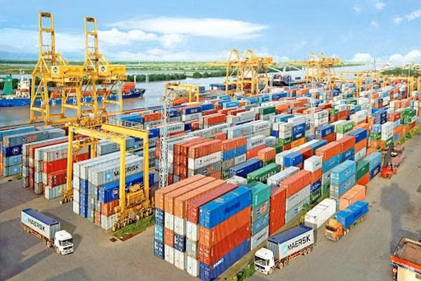 Việt Nam là một trong số ít nước có xuất khẩu tăng trưởng ấn tượng trong bối cảnh thương mại toàn cầu bị ảnh hưởng nặng nề bởi Covid-19. Ảnh: AFP