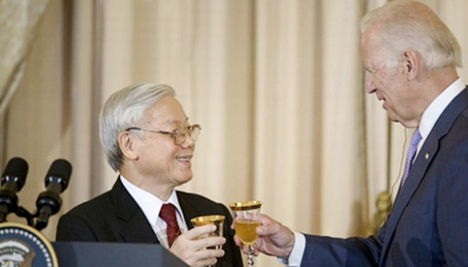 "Trời còn để có hôm nay/ Tan sương đầu ngõ vén mây giữa trời" là hai câu Kiều ông Biden lẩy khi tiếp đón Tổng Bí thư Nguyễn Phú Trọng (Ảnh: Reutes) "Trời còn để có hôm nay/ Tan sương đầu ngõ vén mây giữa trời" là hai câu Kiều ông Biden lẩy khi tiếp đón Tổng Bí thư Nguyễn Phú Trọng (Ảnh: Reutes)