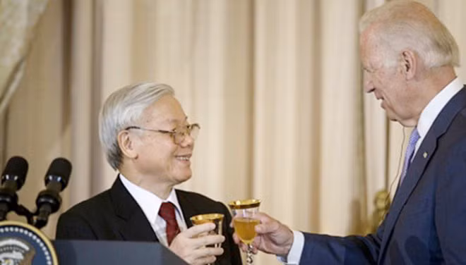 "Trời còn để có hôm nay/ Tan sương đầu ngõ vén mây giữa trời" là hai câu Kiều ông Biden lẩy khi tiếp đón Tổng Bí thư Nguyễn Phú Trọng (Ảnh: Reutes)